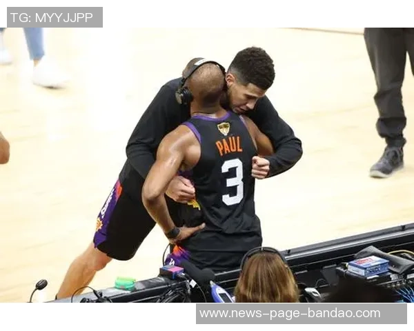 布克赛后与模仿者中国布克亲密合影赠送签名球衣展现友谊与支持 布克赛后与模仿者中国布克亲密合影赠送签名球衣展现友谊与支持